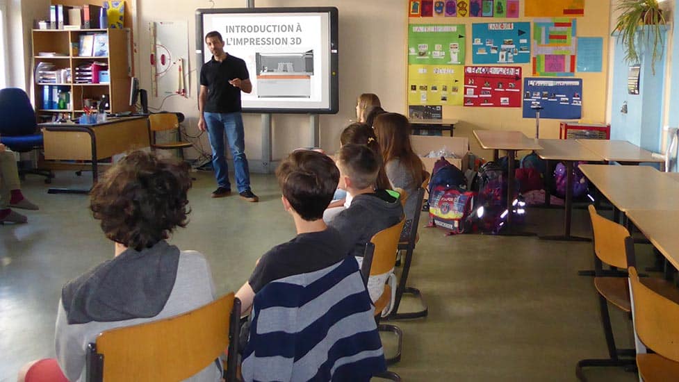 A member of the BigRep team introduces 3D printing to pupils at a French school in Berlin