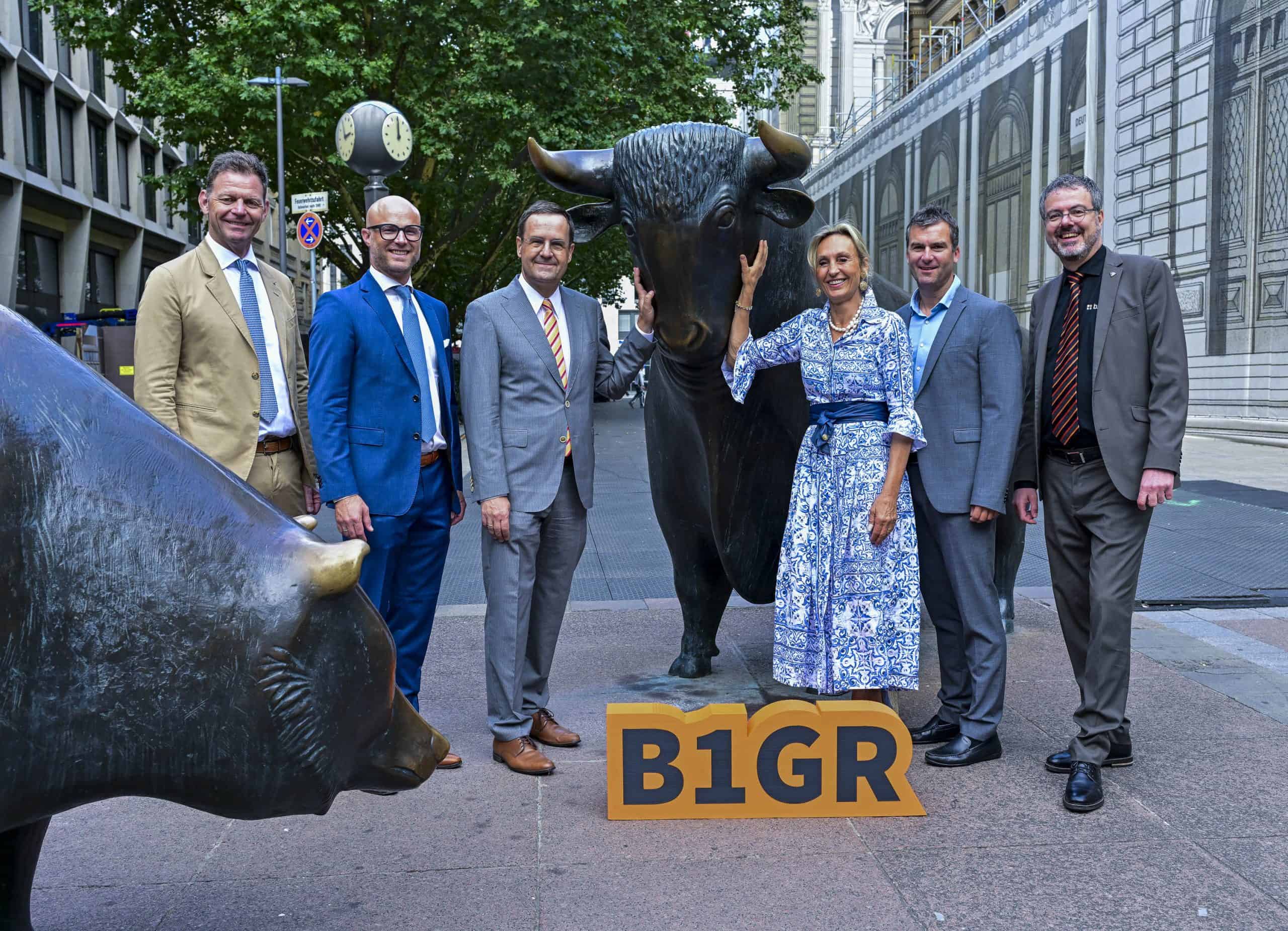 BigRep public listing photo op with the bull and the bear at Frankfurt Stock Exchange