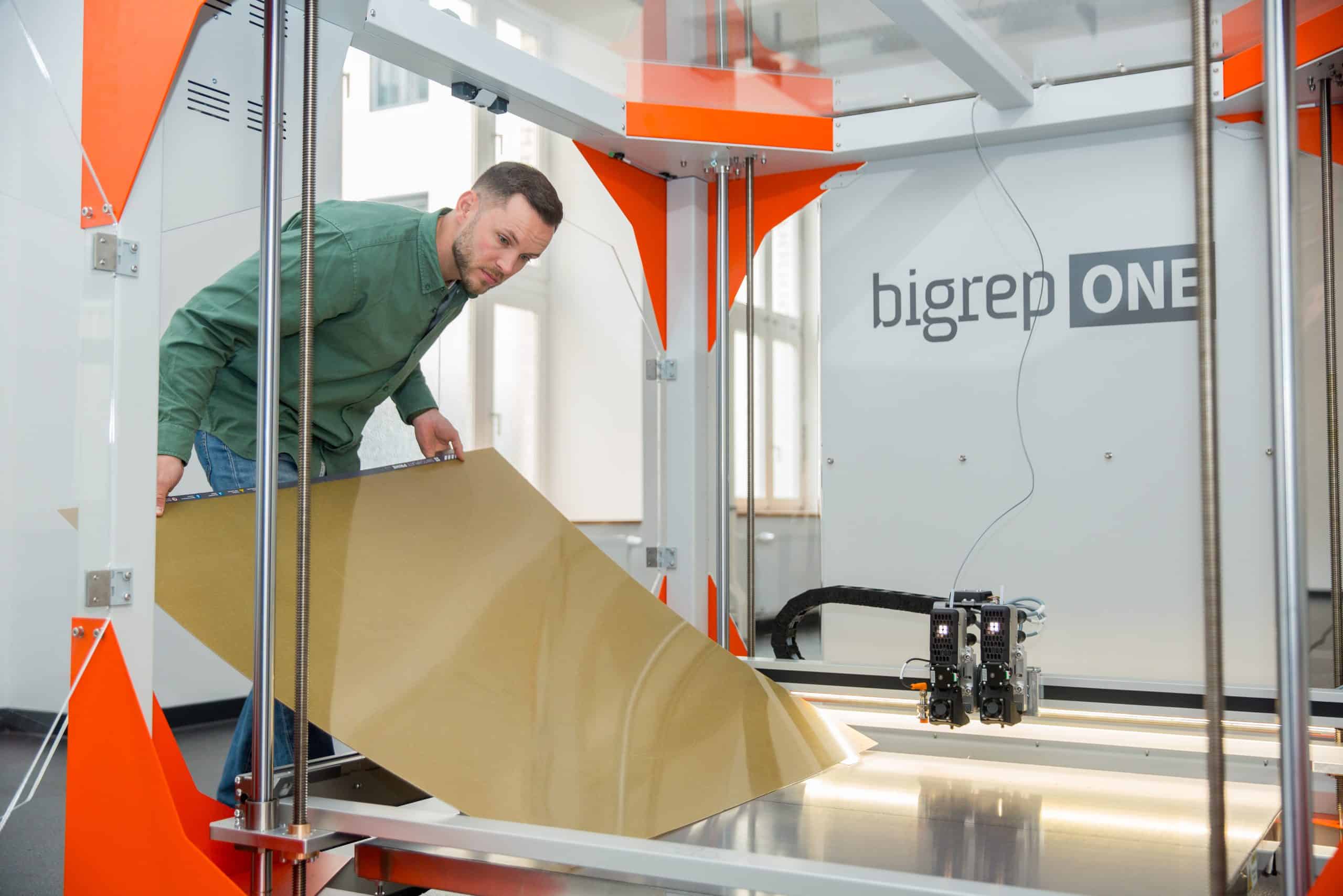The BigRep ONE's print bed with magnetic SWITCHPLATE options, an add-on for maximum material range. 