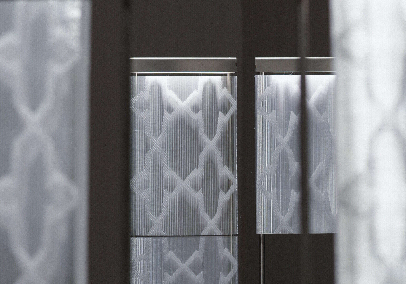 3D-gedruckte Paneele mit dekorativer Füllung, beleuchtet durch maßgeschneiderte Beleuchtung